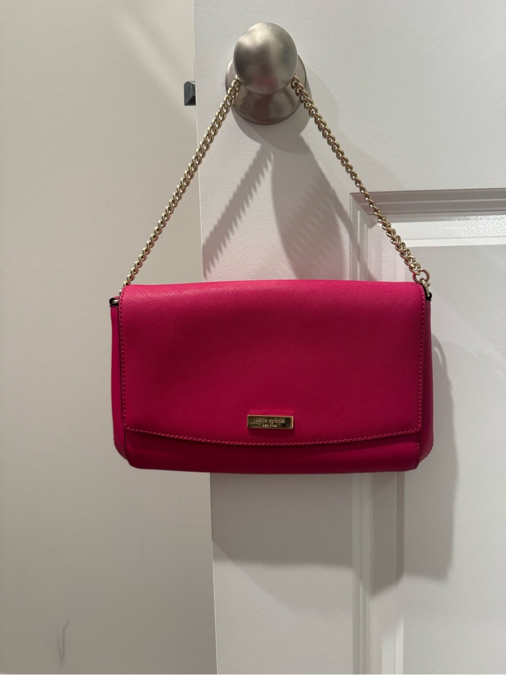 kate spade fuchsia crossbody with gold chain